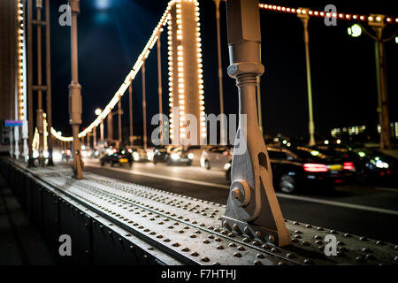 Un pilier sur Chelsea Bridge de nuit. Banque D'Images