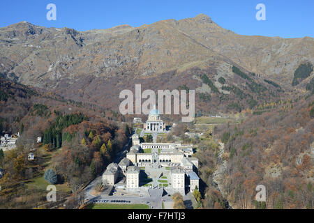 VUE AÉRIENNE.Oropa Sanctuary, un complexe religieux isolé situé sur les Alpes italiennes.Biella, province de Biella, Piémont, Italie. Banque D'Images