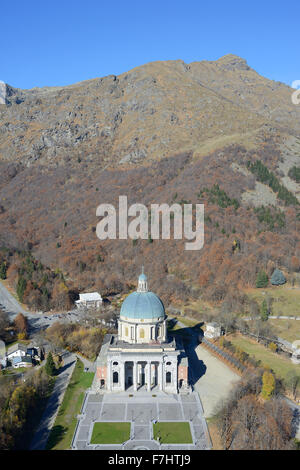 VUE AÉRIENNE.Basilique haute du sanctuaire d'Oropa.Biella, province de Biella, Piémont, Italie. Banque D'Images