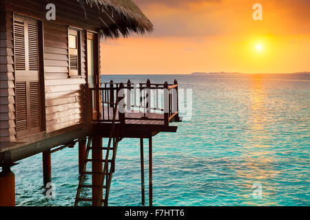 Paysage au coucher du soleil tropical hotel Maldives Island Banque D'Images