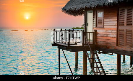 Coucher du soleil tropical paysage à Maldives, océan Indien Banque D'Images