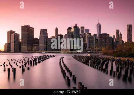 Lower Manhattan skyline at sunset de Brooklyn Bridge Park, Brooklyn, New York, USA Banque D'Images