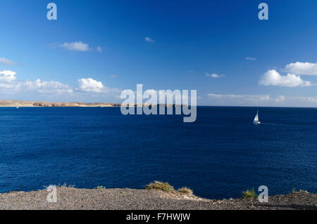 Vue en regardant à partir de la côte de la péninsule de Papagayo, chemin Las Coloradas, Playa Blanca, Lanzarote, îles Canaries, Espagne. Banque D'Images