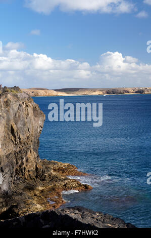 Vue en regardant à partir de la côte de la péninsule de Papagayo, chemin Las Coloradas, Playa Blanca, Lanzarote, îles Canaries, Espagne. Banque D'Images