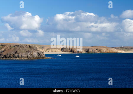 Vue en regardant à partir de la côte de la péninsule de Papagayo, chemin Las Coloradas, Playa Blanca, Lanzarote, îles Canaries, Espagne. Banque D'Images