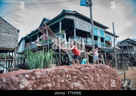 Pour attraper les libellules dans le village flottant de KOMPONG PHLUK près de Siem Reap, Cambodge Banque D'Images