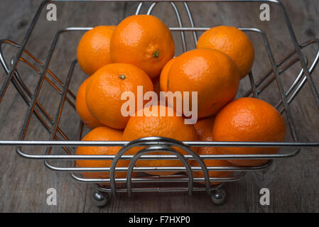 Pile de clémentines dans un bol de fruits. Banque D'Images