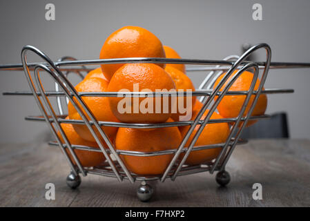 Pile de clémentines dans un bol de fruits. Banque D'Images