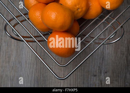 Pile de clémentines dans un bol de fruits. Banque D'Images