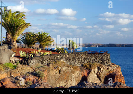 Vue en regardant à partir de la côte de la péninsule de Papagayo, chemin Las Coloradas, Playa Blanca, Lanzarote, îles Canaries, Espagne. Banque D'Images