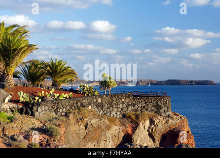 Vue en regardant à partir de la côte de la péninsule de Papagayo, chemin Las Coloradas, Playa Blanca, Lanzarote, îles Canaries, Espagne. Banque D'Images