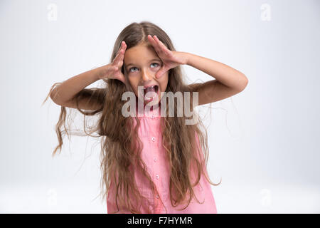 Portrait d'une petite fille s'amusant isolé sur fond blanc Banque D'Images