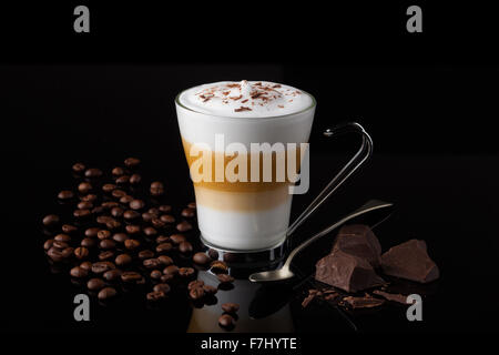 Un cappuccino avec du lait crémeux et chocolat Banque D'Images