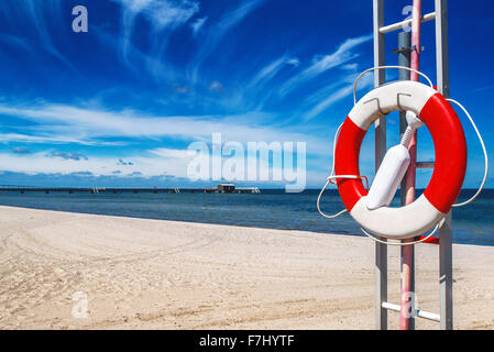 Bouée rouge et blanc, gareautrain sur plage de sable d'été pour vacation resort Banque D'Images