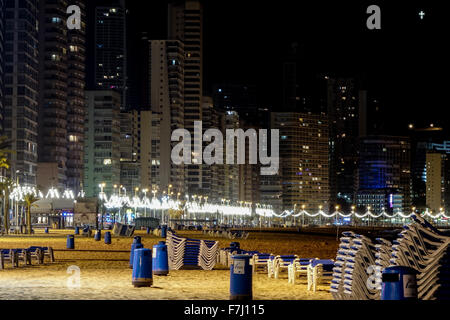 Benidorm, Espagne, vue sur la plage de la promenade de nuit dans cette célèbre station touristique espagnol. Banque D'Images