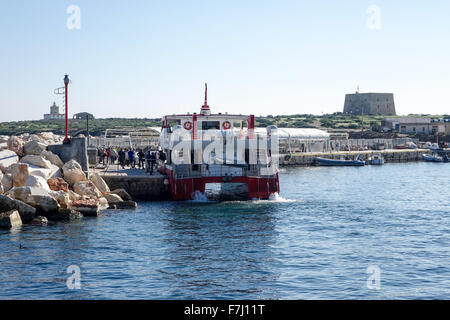 L'île de Tabarca, bateaux dans le petit port de passagers, les passagers de chargement Banque D'Images