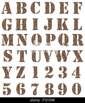 Des chiffres et des lettres de l'alphabet café isolé sur blanc. Les grains de café Roasted Brown utilisé comme arrière-plan de cette police Banque D'Images