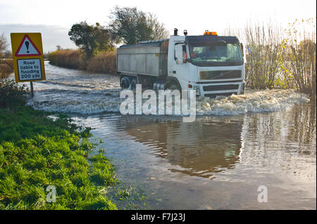 Letton, Herefordshire, Angleterre. 1er décembre 2015. UK : Météo route inondée à Letton Herefordshire avec entouré de terres agricoles inondées par la rivière Wye après éclater c'est les banques. Crédit : Jeff Morgan/Alamy Live News Banque D'Images