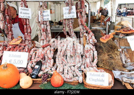 Moncalvo, Italie - octobre 18,2015 : salami italien avec des étiquettes de prix relative à la foire aux truffes de Moncalvo. Banque D'Images