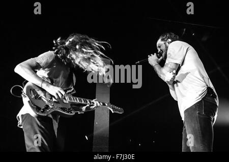 Manchester, UK. 13 novembre, 2015. Dan Reynolds et Wayne sermon d'Imagine Dragons fonctionne à la Manchester Arena. Â© Paul Warburton. Banque D'Images