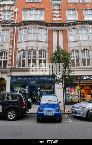 G-wiz, une petite voiture électrique, micro garé sur le côté dans Great Portland Street à Londres, Angleterre, RU Banque D'Images