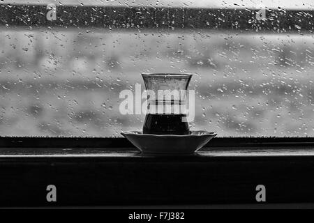 Une tasse de thé turc thé pendant que sur le ferry d'un séjour chaud et sec. Banque D'Images