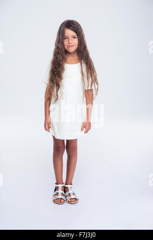 Portrait d'une jolie petite fille en tenue d'article isolé sur fond blanc Banque D'Images