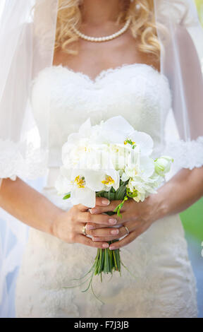 Portrait d'élégante bride holding Flowers outdoors Banque D'Images