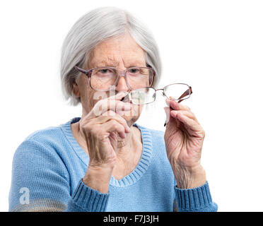 Senior woman choisir une paire de lunettes Banque D'Images