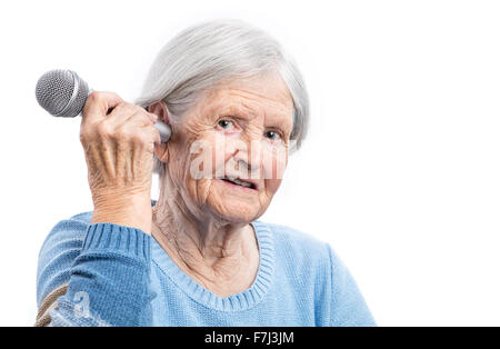 Woman holding microphone près d'une oreille. Problèmes d'audition. Banque D'Images