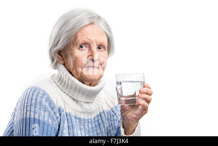 Hauts femme avec un verre d'eau sur fond blanc Banque D'Images