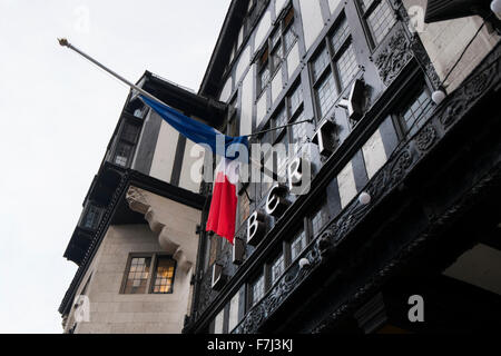 Le drapeau tricolore français berne sur l'entrée de la liberté dans Great Marlborough Street, London, England, UK Banque D'Images