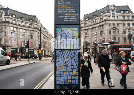 Plaque de rue montrant une carte de l'endroit où vous êtes à Oxford Circus et les orientations vers des destinations à Londres, Angleterre, RU Banque D'Images