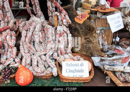 Moncalvo, Italie - octobre 18,2015 : salami italien avec des étiquettes de prix relative à la foire aux truffes de Moncalvo. Banque D'Images