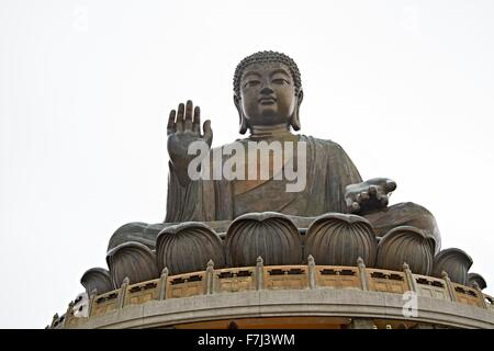 Tian Tan Buddha, également connue sous le nom de Bouddha, est une grande statue en bronze d'un Bouddha Sakyamuni, achevé en 1993 Banque D'Images