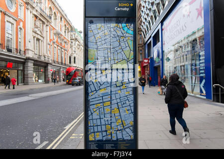 Plaque de rue montrant une carte de l'endroit où vous êtes à Oxford street et les orientations vers des destinations à Londres, Angleterre, RU Banque D'Images