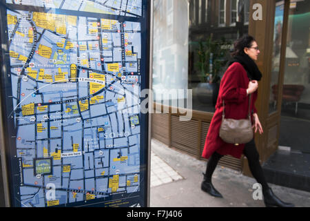 Plaque de rue montrant une carte de l'endroit où vous êtes à Wardour Street et les orientations vers des destinations à Londres, Angleterre, RU Banque D'Images