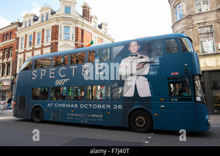 Spectre le film de James bond annoncé sur le côté d'un bus à impériale dans Shaftesbury Avenue, London, England, UK Banque D'Images