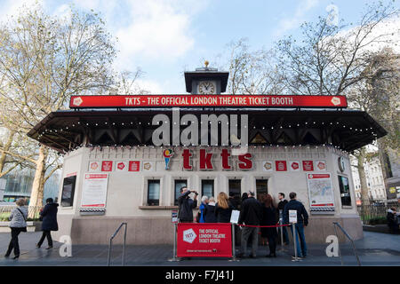 Kiosque tkts à leicester square london theatre propose des billets à tarif réduit pour les spectacles du West End, Londres, Angleterre, Royaume-Uni Banque D'Images