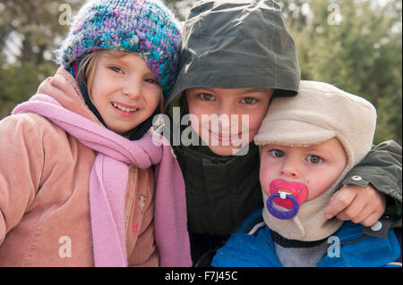 Jeunes enfants habillés en vêtements d'hiver, portrait Banque D'Images