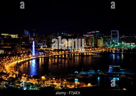 Point de vue haute de la baie et de la mer la nuit, Caspain à Bakou, capitale de l'Azerbaïdjan Banque D'Images