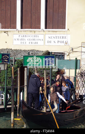 La fin de la Toma S Servicio Gondole S Toma, une gondole navette service dans tout le Grand Canal à Venise, l'un des sept survivants, tels Banque D'Images