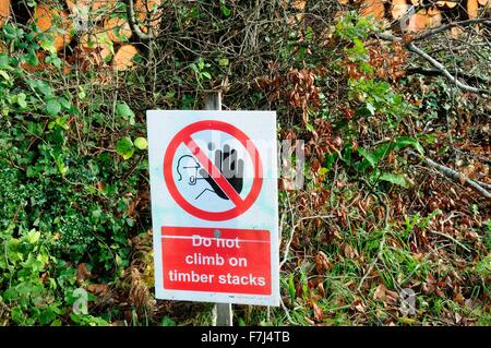 Ne pas monter sur les piles de bois de Pembrokeshire Wales Cymru signe UK GO Banque D'Images