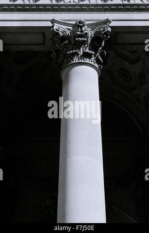 Colonnes corinthiennes du Royal Exchange dans la ville de Londres au Royaume-Uni Royaume-Uni. Architecture bâtiment gothique Grec Banque D'Images