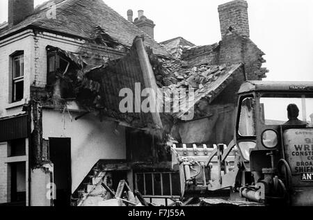 Bâtiments de Bradford Street d'être démoli en 1966, Shifnal, Shropshire. Banque D'Images