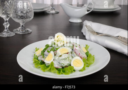 Salade de radis et de concombre avec des oeufs de cailles sauce au lait pour Banque D'Images