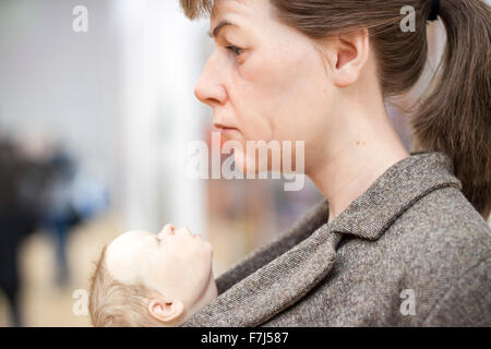 De femme avec bébé contre ses habitants. Milan, Lombardie. Italie Banque D'Images