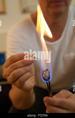 Reportage sur un thérapeute qui se spécialise dans la médecine traditionnelle chinoise. Le thérapeute combine les aiguilles et la moxibustion, chauffage les aiguilles aux points d'acupuncture permet d'être stimulé plus Banque D'Images