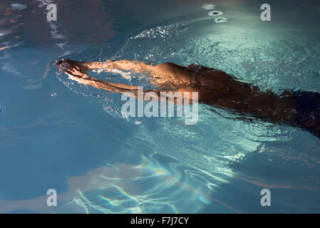 Man swimming in pool Banque D'Images