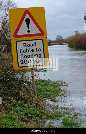 Letton, Herefordshire, Angleterre. 1er décembre 2015. La principale route entre438 UN Hereford et Hay-on-Wye est fermée en raison des inondations près de letton en raison d'inondations après la rivière Wye éclater ses banques locales inondations champs le long de la frontière entre l'Angleterre et au Pays de Galles. Banque D'Images